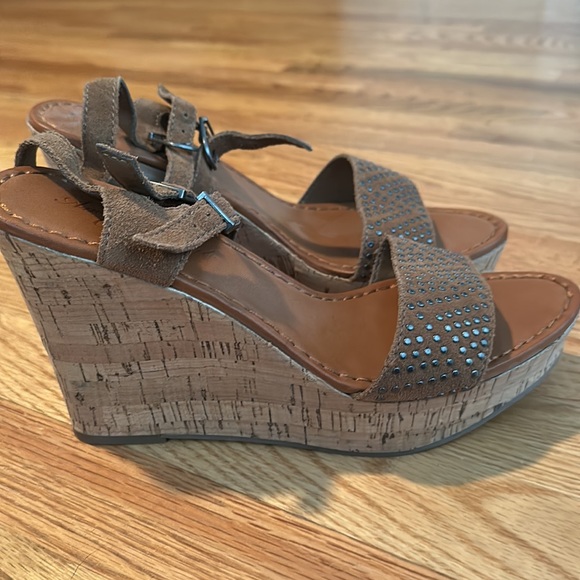 New American Eagle wedge sandals size 10. Suede leather, studded - Picture 2 of 4